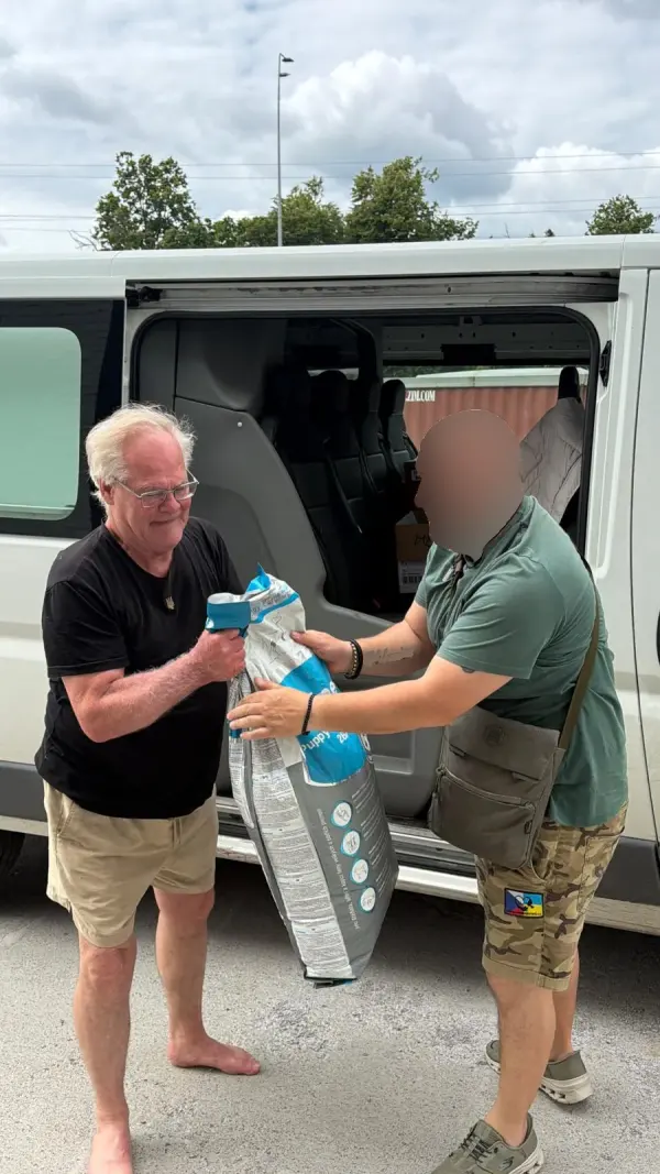 Cat food handed over for delivery to Warriors of Wildlife